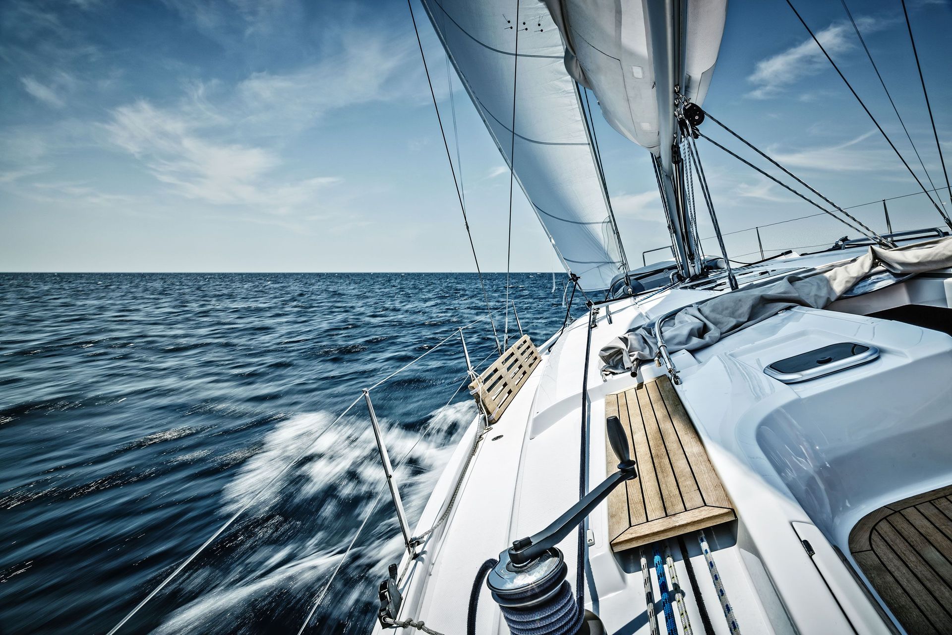 Barca a vela in navigazione sul mare